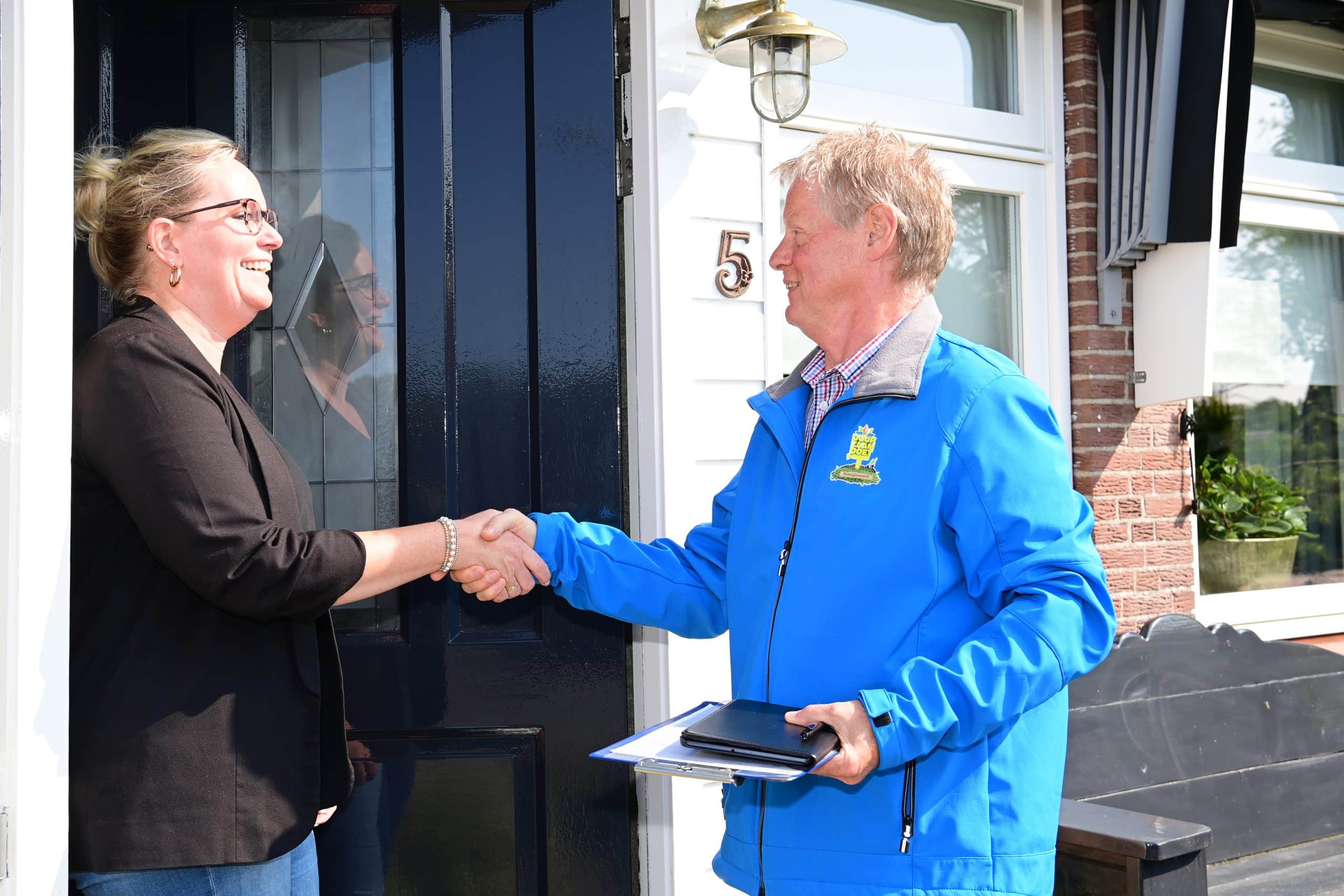 Energiecoach Ger lubbers op bezoek bij inwoner