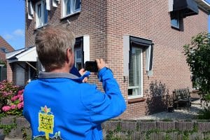 Energiecoach doet buiten het huis een meting