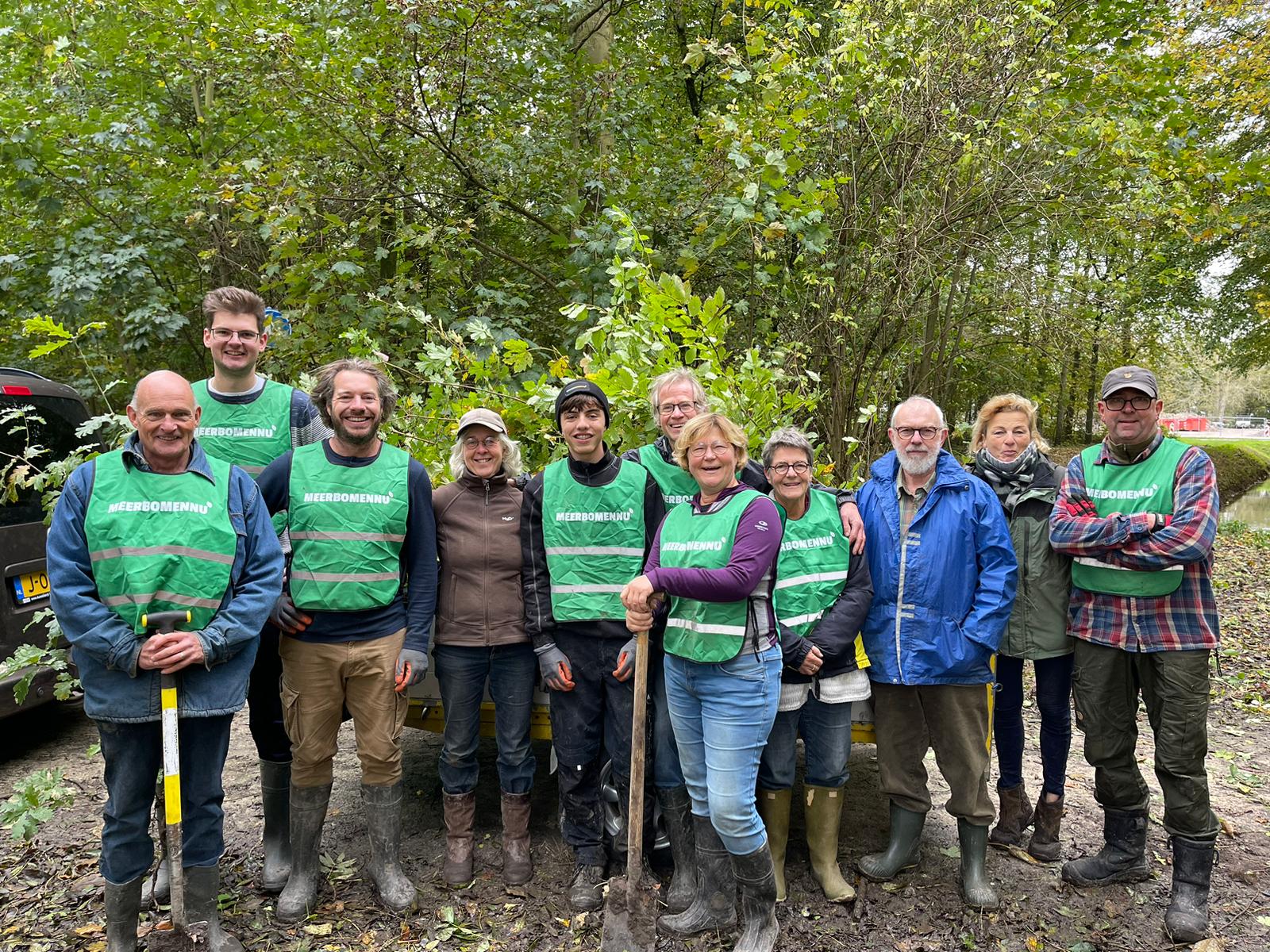 Vrijwilligers werkzaam in het bos bij het oogsten van zaailingen voor meer bomen nu