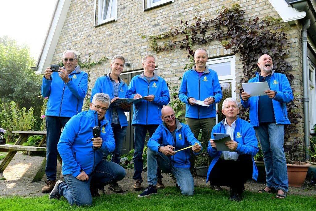 Energiecoaches van Hollands Kroon in blauwe herkenbare jasjes