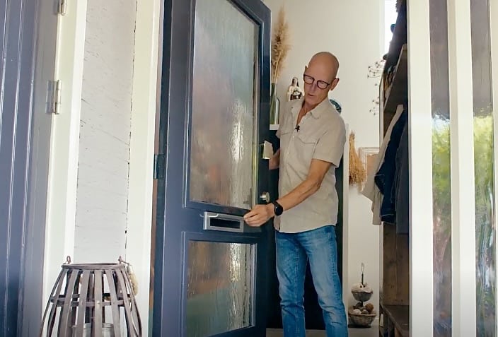 warmloper Kees laat nieuwe borstel in brievenbus zien