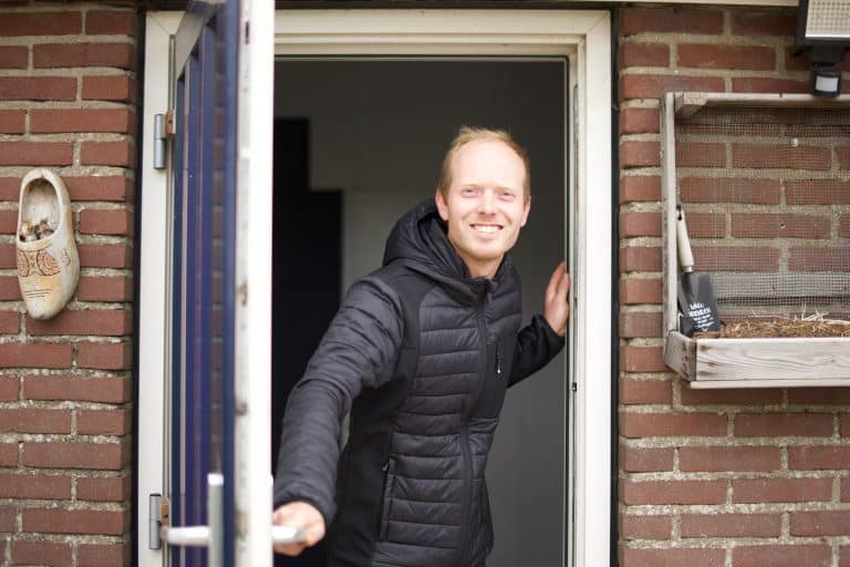 Arjan uit Breezand bij zijn voordeur.