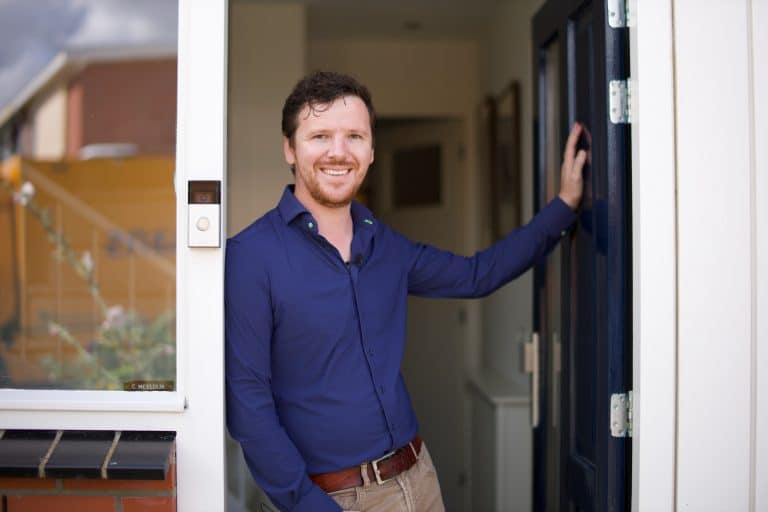 Cees uit Hippolytushoef in de deurpost van zijn voordeur.