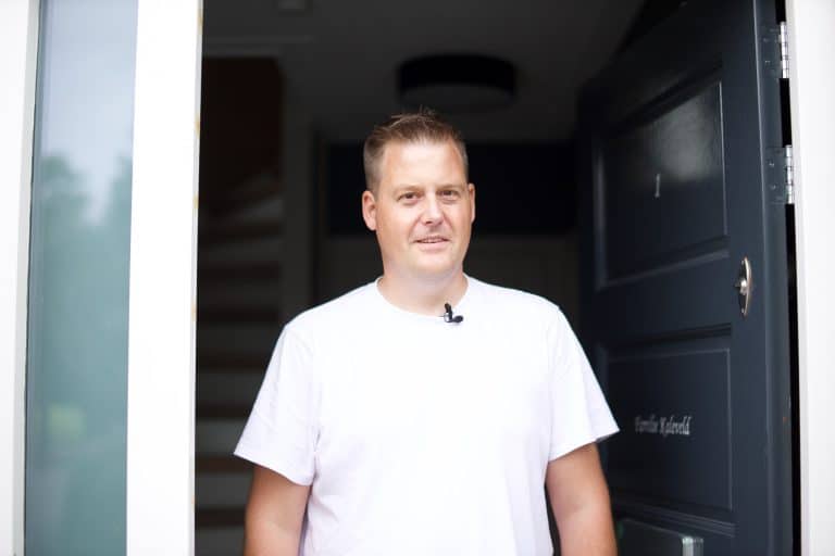 Dennis uit Den Oever in de opening van zijn voordeur.