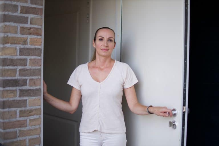 Esther uit Kolhorn bij haar voordeur.