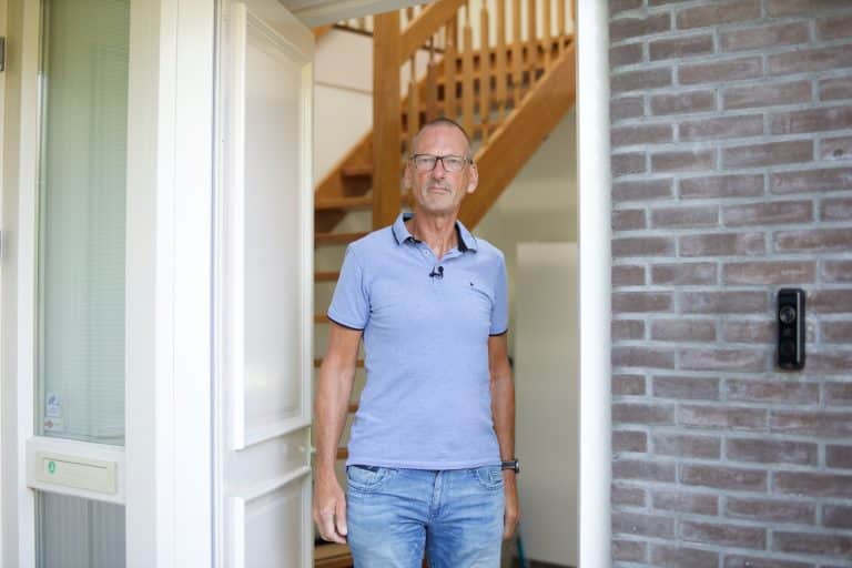 Frank Jan uit Barsingerhorn in het portaal van zijn voordeur.