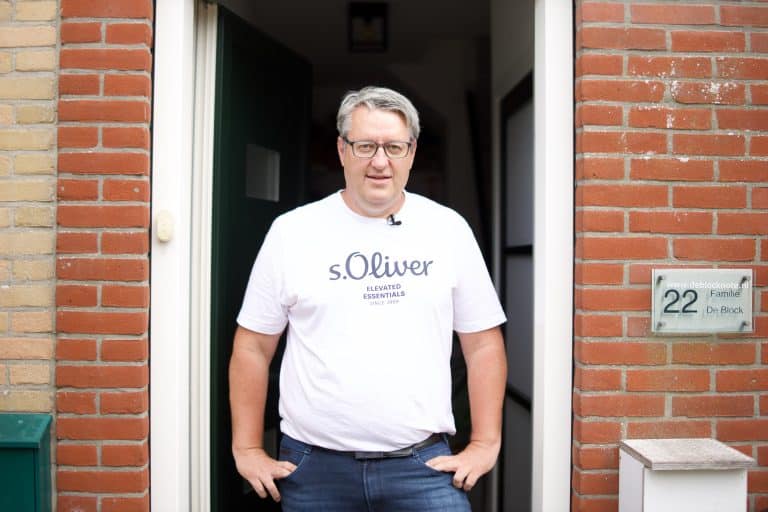 Ivo uit Wieringerwaard in de deuropening van zijn huis.