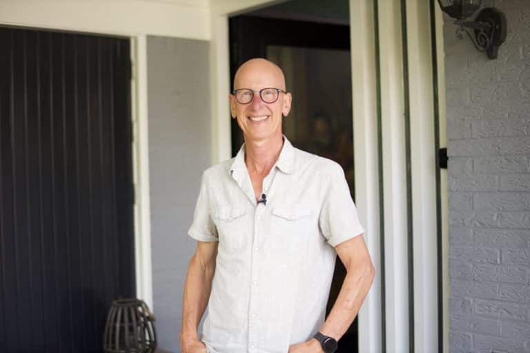 Kees uit Anna Paulowna bij zijn voordeur.