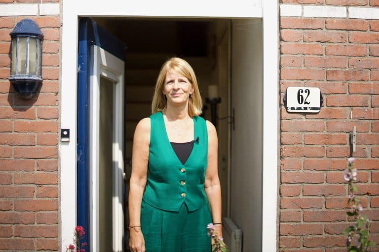Marika uit Lutjewinkel in de deuropening van haar huis.