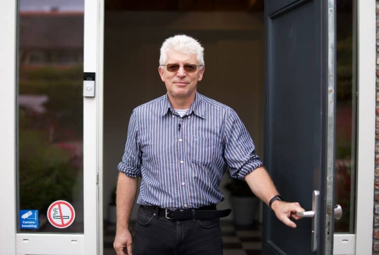 Mirko uit Haringhuizen bij zijn voordeur.