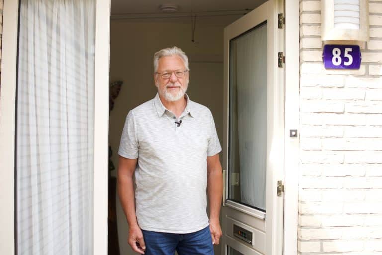 Remco uit Wieringerwerf in de deuropening van zijn huis.