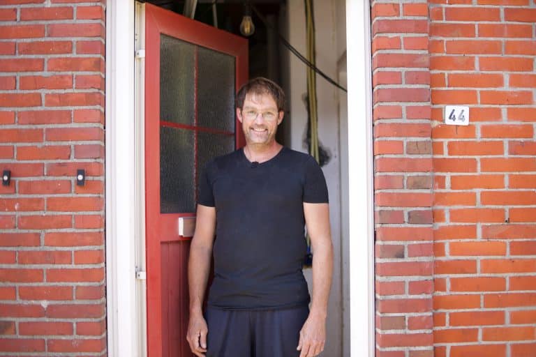 Rinze uit Hippolytushoef bij zijn voordeur