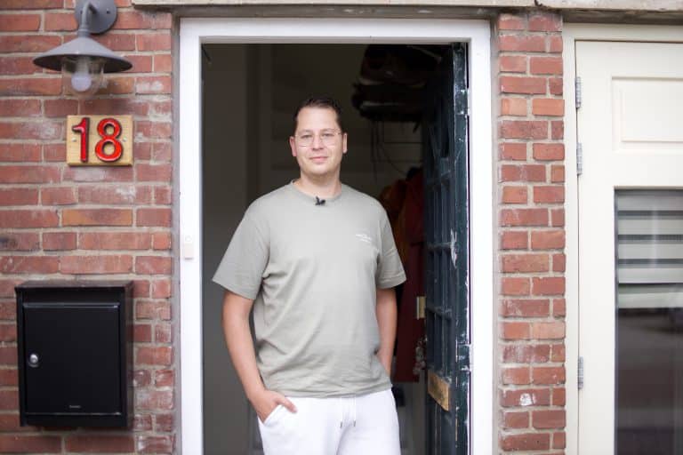 Robert Jan uit Hippolytushoef in de deurpost van zijn voordeur.